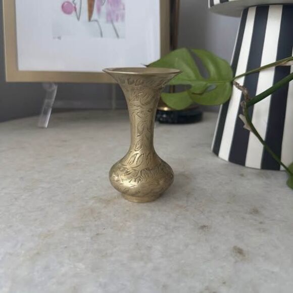Small vintage solid brass vase - Picture 1 of 6